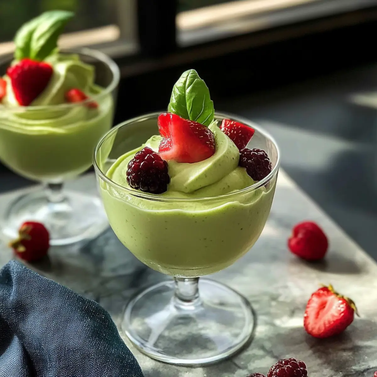 Mousse de Basilic Frais Ingrédients : - 1 tasse de basilic frais - 1 tasse de crème épaisse - 1/2 tasse de sucre - 3 blancs d'œufs - 1 cuillère à café d'extrait de vanille - 1/4 tasse d'eau Instructions : 1. Laver le basilic et le hacher finement. 2. Dans une casserole, mélanger l'eau et le sucre. Chauffer jusqu'à dissolution du sucre. 3. Ajouter le basilic haché et l'extrait de vanille. Laisser infuser pendant 15 minutes. 4. Filtrer le mélange pour enlever les morceaux de basilic. 5. Dans un bol, battre les blancs d'œufs jusqu'à formation de pics fermes. 6. Incorporer le mélange de basilic refroidi aux blancs d'œufs. 7. Dans un autre bol, battre la crème épaisse jusqu'à consistance légère et aérienne. 8. Incorporer délicatement la crème à la préparation de basilic et d'œufs. 9. Verser dans des verrines et réfrigérer pendant au moins 2 heures avant de servir.